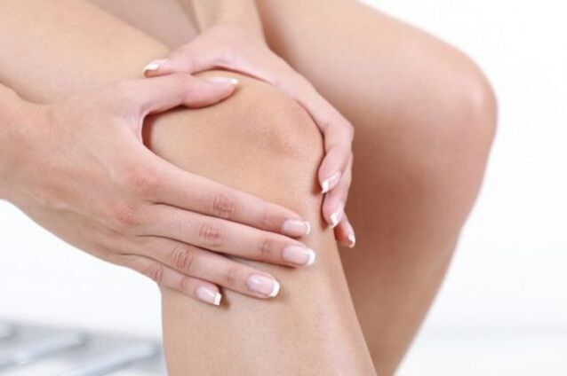 With arthrosis, acute pain occurs, which reduces the mobility of the knee joint. 